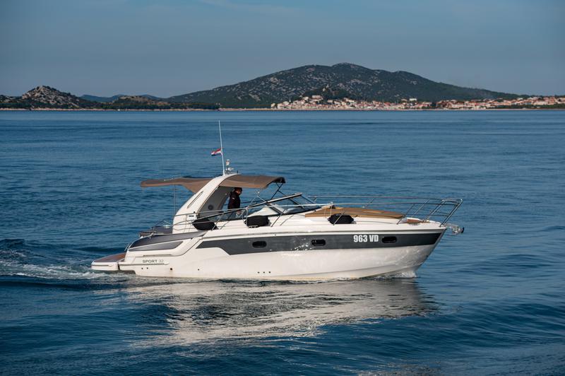 Book yachts online - motorboat - Bavaria 32 Sport - Dora - rent