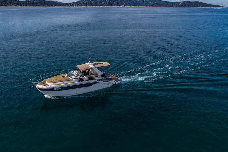 Book yachts online - motorboat - Bavaria 32 Sport - Dora - rent