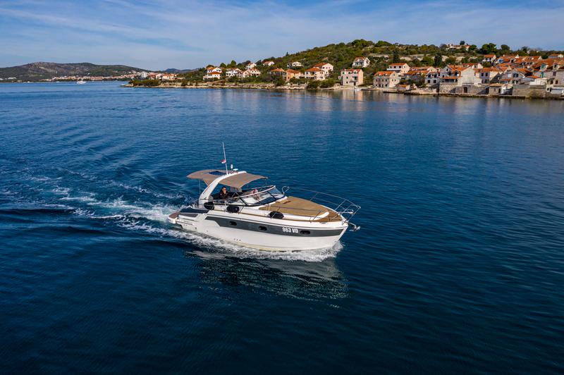 Book yachts online - motorboat - Bavaria 32 Sport - Dora - rent