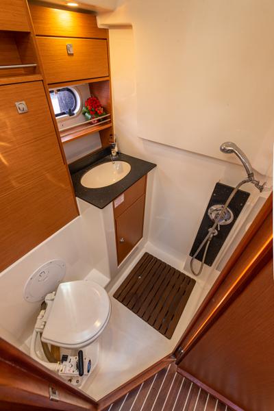 Book yachts online - motorboat - Bavaria 32 Sport - Dora - rent