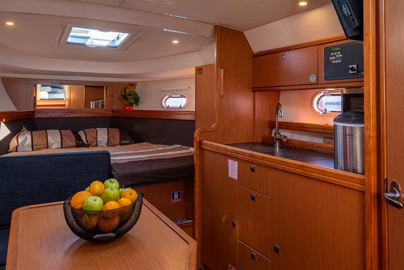 Book yachts online - motorboat - Bavaria 32 Sport - Dora - rent