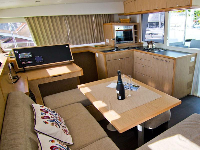 Book yachts online - catamaran - Lagoon 400 S2 - Esmeralda - rent
