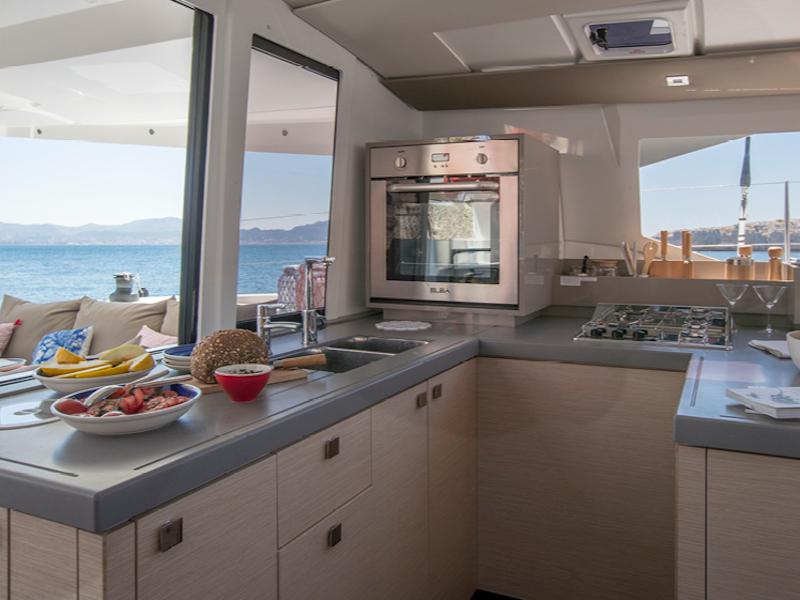 Book yachts online - catamaran - Astréa 42 - Grace - rent