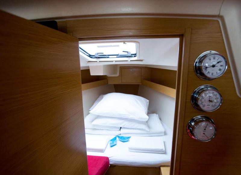 Book yachts online - sailboat - Elan 350 - OSCAR - rent