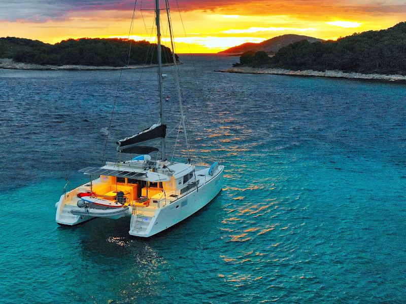 Book yachts online - catamaran - Lagoon 450  Flybridge - Marla - rent