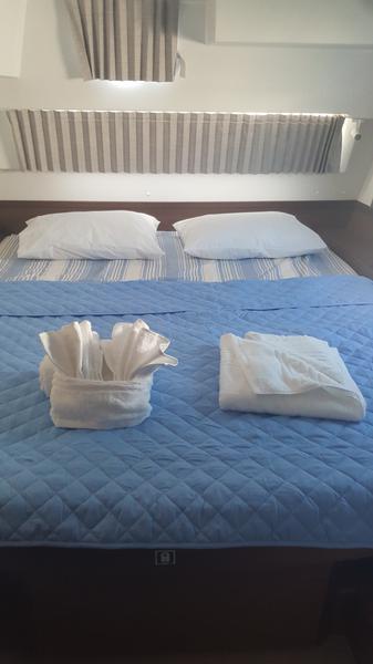 Book yachts online - catamaran - Lagoon 42 - Aria - rent