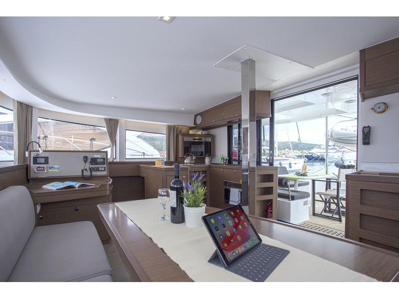 Book yachts online - catamaran - Lagoon 42 - PULP FICTION - AC and generator - rent