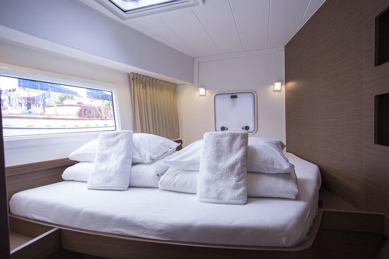 Book yachts online - catamaran - Lagoon 42 - PULP FICTION - AC and generator - rent