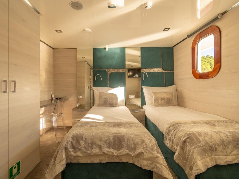 Book yachts online - other - Motoryacht - Yolo - rent