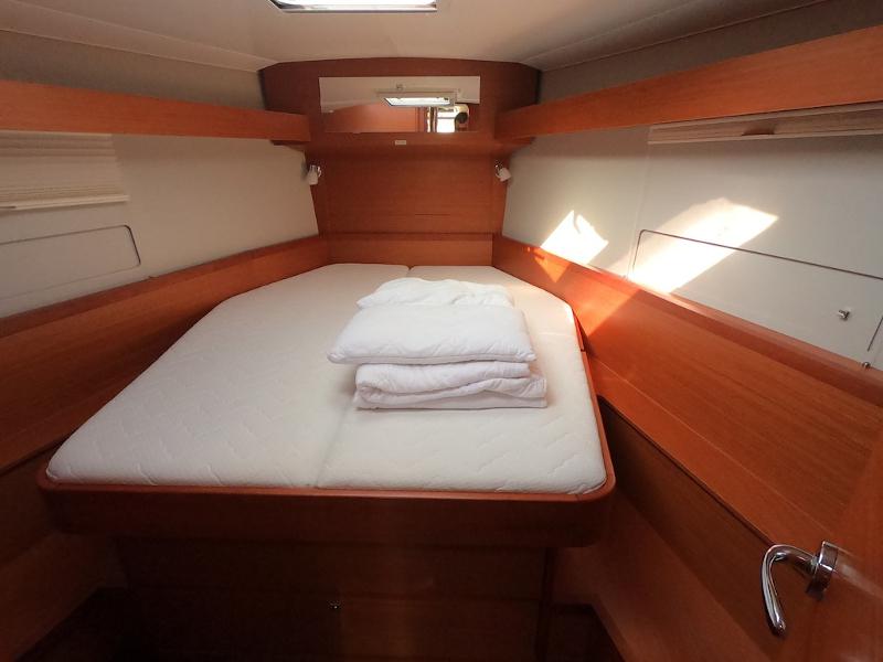 Book yachts online - sailboat - Dufour 430 - Levan (A/C, Grill, Ice-maker) - rent