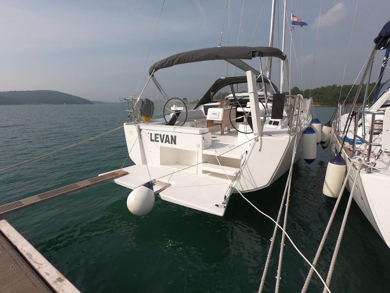 Book yachts online - sailboat - Dufour 430 - Levan (A/C, Grill, Ice-maker) - rent
