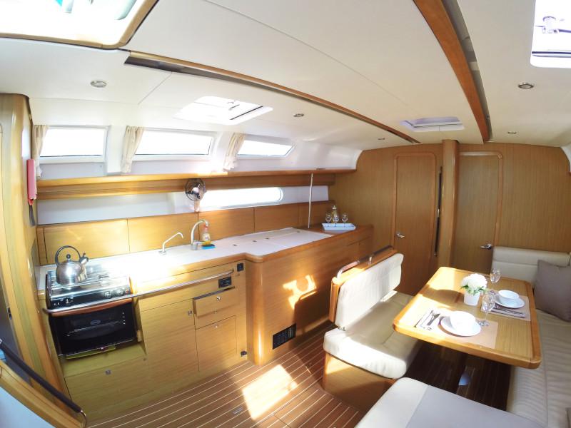Book yachts online - sailboat - Sun Odyssey 44 i - Vendavel - rent