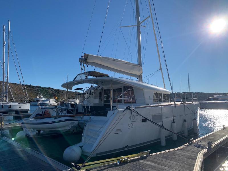 Book yachts online - catamaran - Lagoon 400 S2 - Victoria - rent