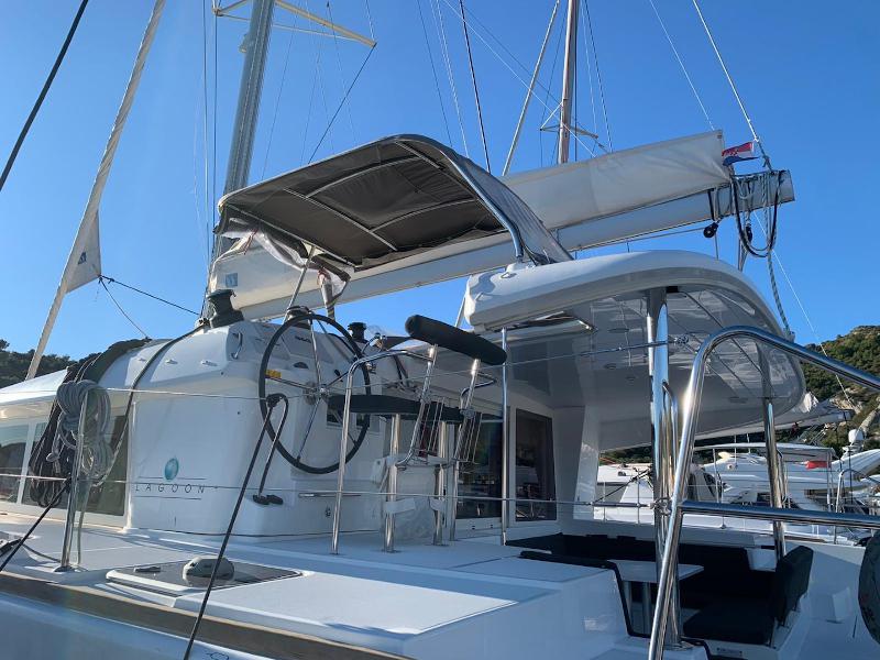 Book yachts online - catamaran - Lagoon 400 S2 - Victoria - rent