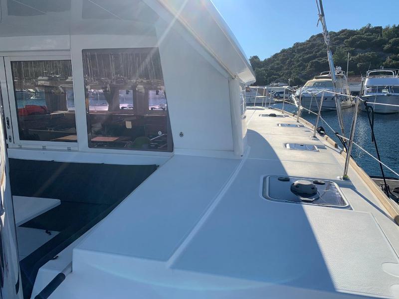 Book yachts online - catamaran - Lagoon 400 S2 - Victoria - rent