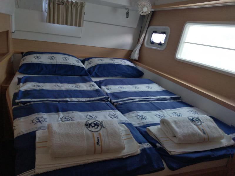 Book yachts online - catamaran - Lagoon 400 S2 - Victoria - rent