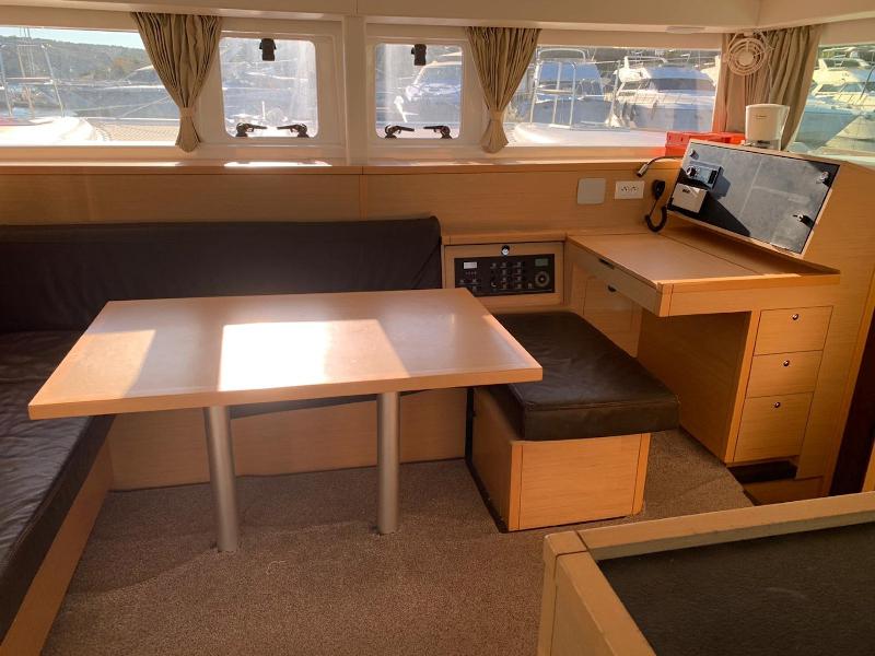 Book yachts online - catamaran - Lagoon 400 S2 - Victoria - rent