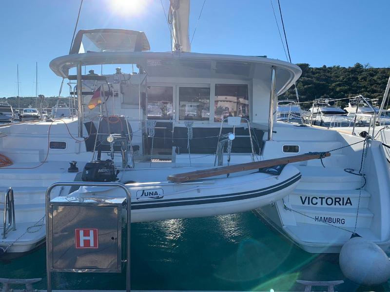 Book yachts online - catamaran - Lagoon 400 S2 - Victoria - rent