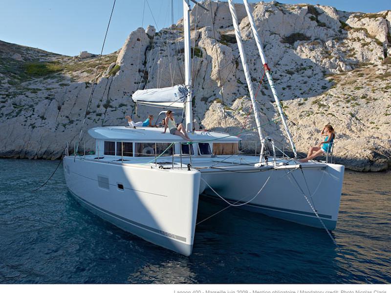 Book yachts online - catamaran - Lagoon 400 - Mia - rent
