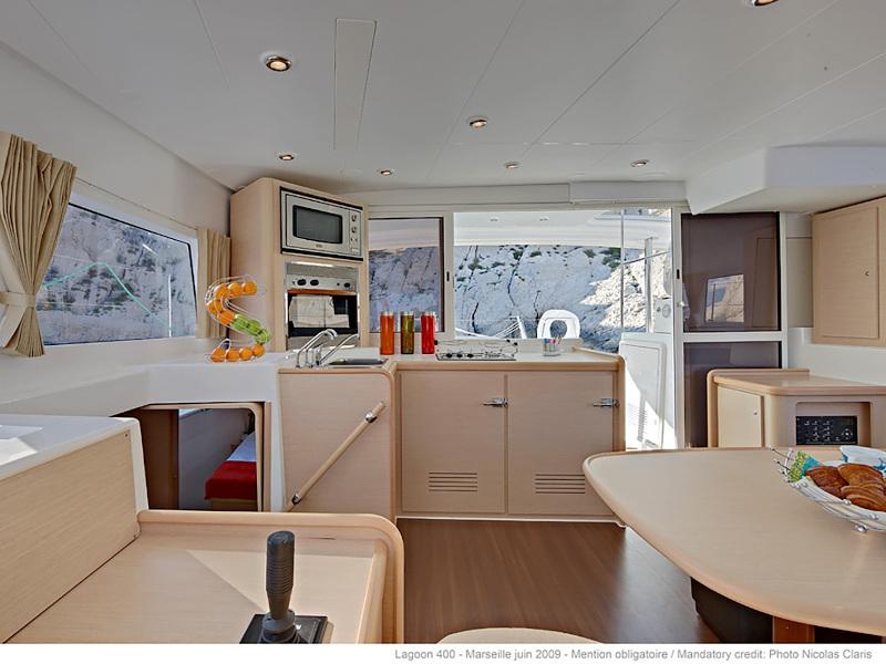 Book yachts online - catamaran - Lagoon 400 - Mia - rent