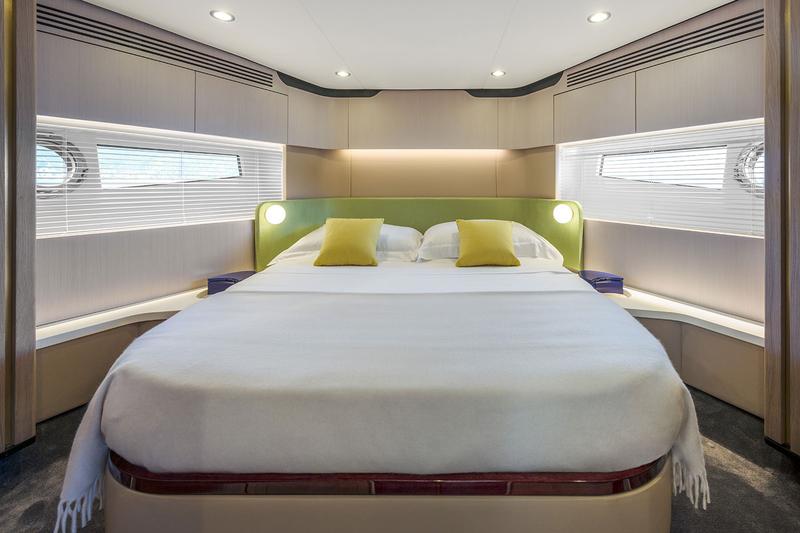 Book yachts online - motorboat - Azimut 60 - ALUMINIA - rent