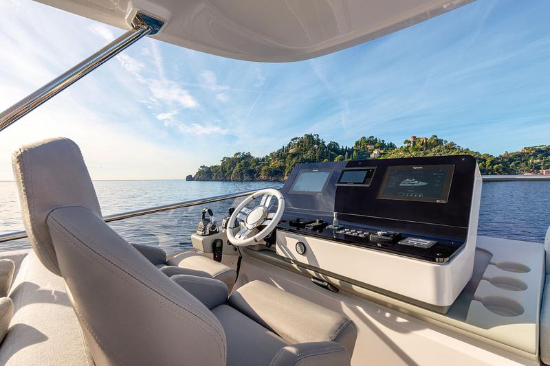 Book yachts online - motorboat - Azimut 60 - ALUMINIA - rent