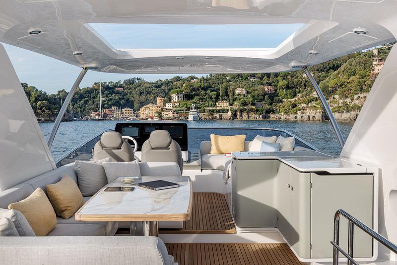 Book yachts online - motorboat - Azimut 60 - ALUMINIA - rent