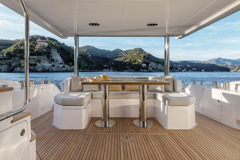 Book yachts online - motorboat - Azimut 60 - ALUMINIA - rent