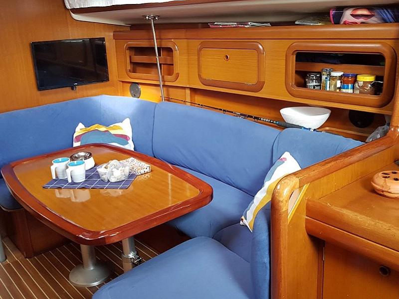 Book yachts online - sailboat - Grand Soleil 40 R - Stribor - rent
