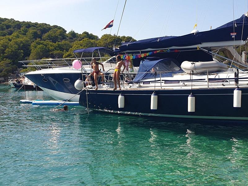 Book yachts online - sailboat - Grand Soleil 40 R - Stribor - rent