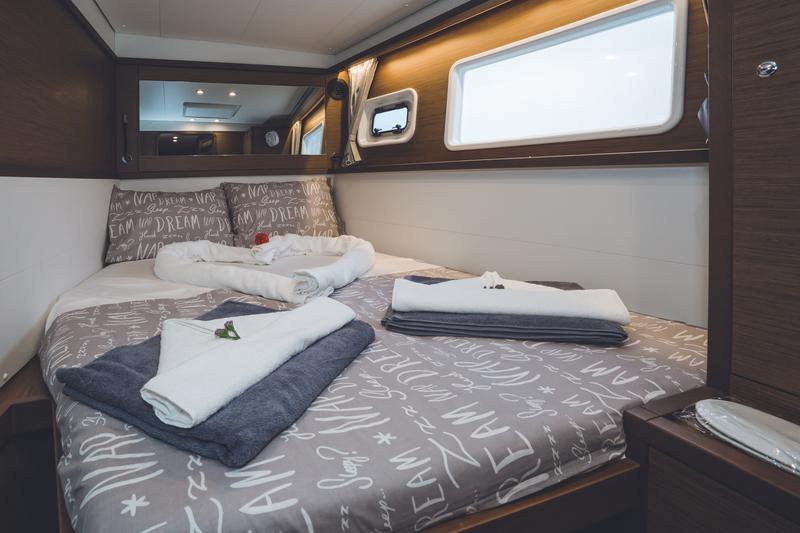 Book yachts online - catamaran - Lagoon 450  Flybridge_2020 - SY_2054 - rent