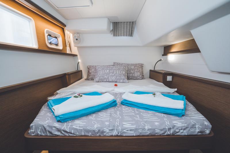 Book yachts online - catamaran - Lagoon 450  Flybridge_2020 - SY_2054 - rent