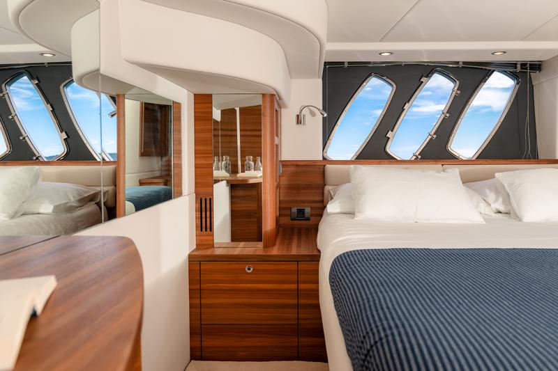 Book yachts online - motorboat - Sealine T 50 - Maja - rent