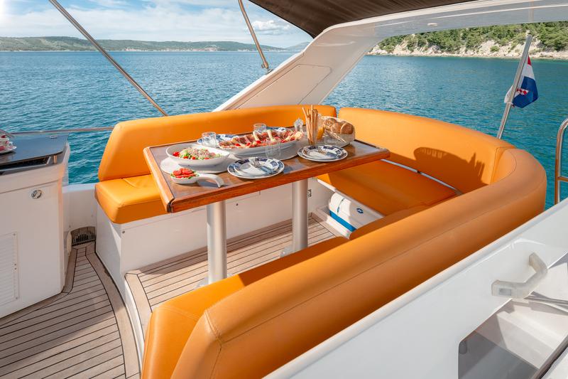 Book yachts online - motorboat - Sealine T 50 - Maja - rent