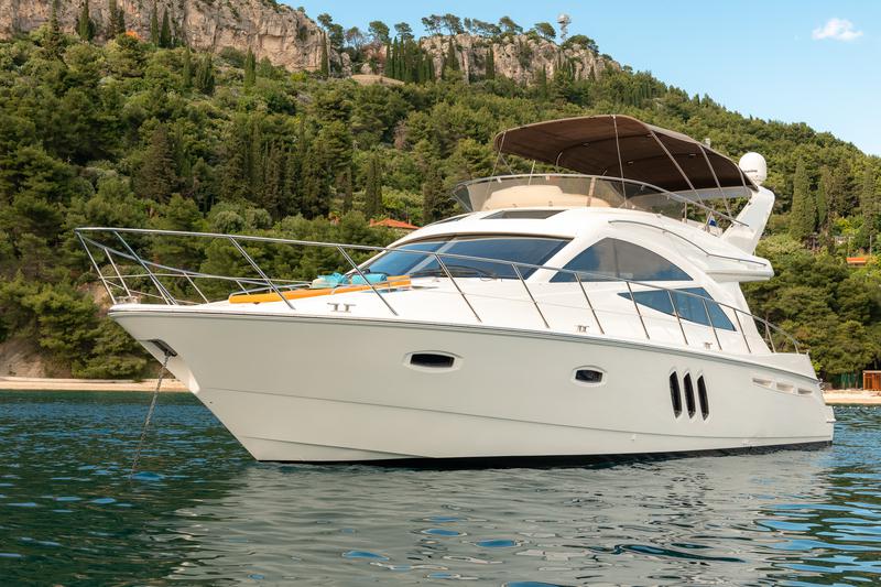 Book yachts online - motorboat - Sealine T 50 - Maja - rent
