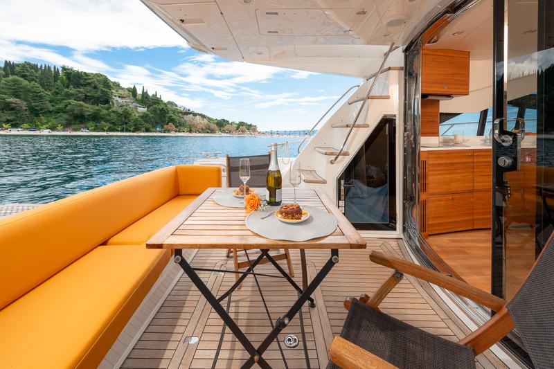 Book yachts online - motorboat - Sealine T 50 - Maja - rent