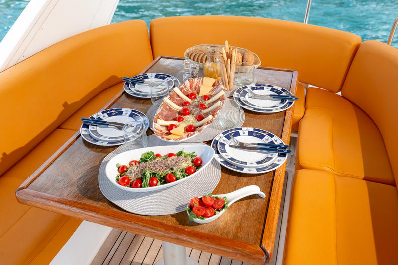 Book yachts online - motorboat - Sealine T 50 - Maja - rent