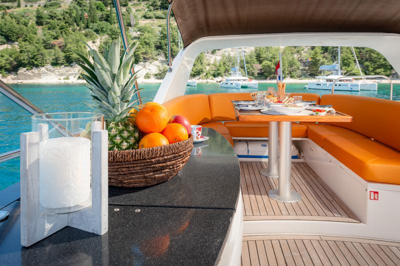 Book yachts online - motorboat - Sealine T 50 - Maja - rent