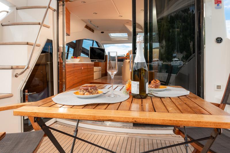 Book yachts online - motorboat - Sealine T 50 - Maja - rent