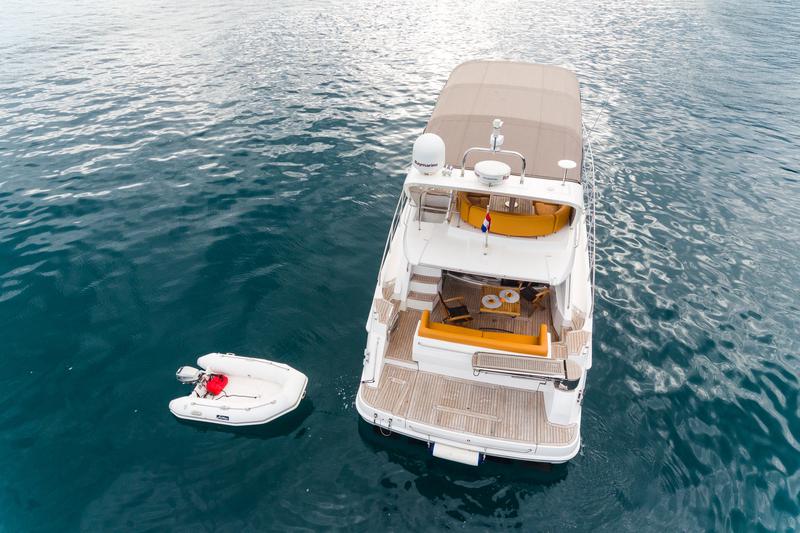 Book yachts online - motorboat - Sealine T 50 - Maja - rent