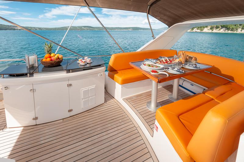 Book yachts online - motorboat - Sealine T 50 - Maja - rent