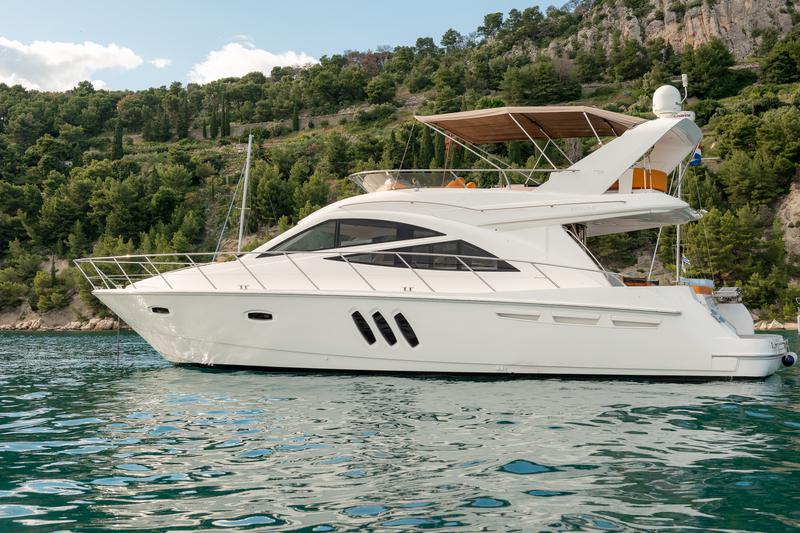 Book yachts online - motorboat - Sealine T 50 - Maja - rent