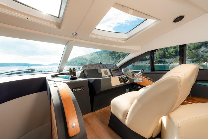 Book yachts online - motorboat - Sealine T 50 - Maja - rent