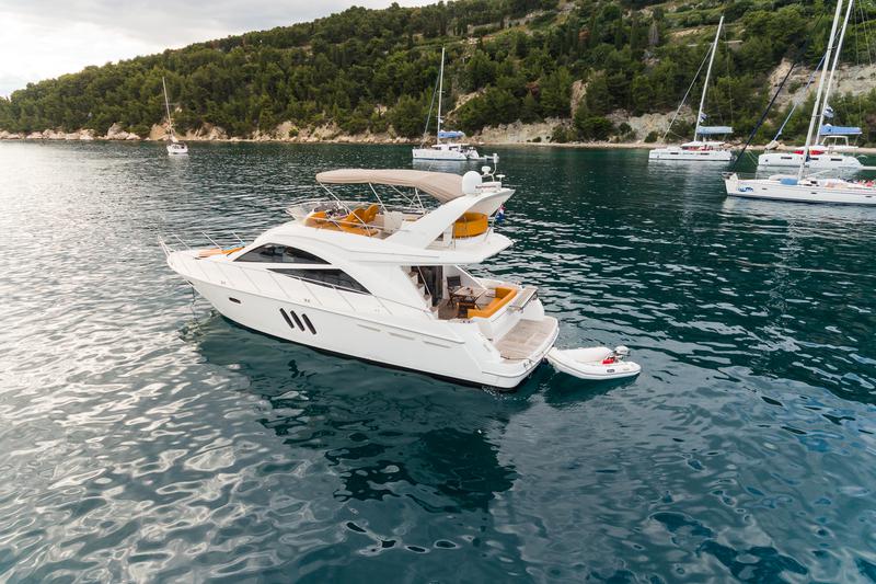 Book yachts online - motorboat - Sealine T 50 - Maja - rent