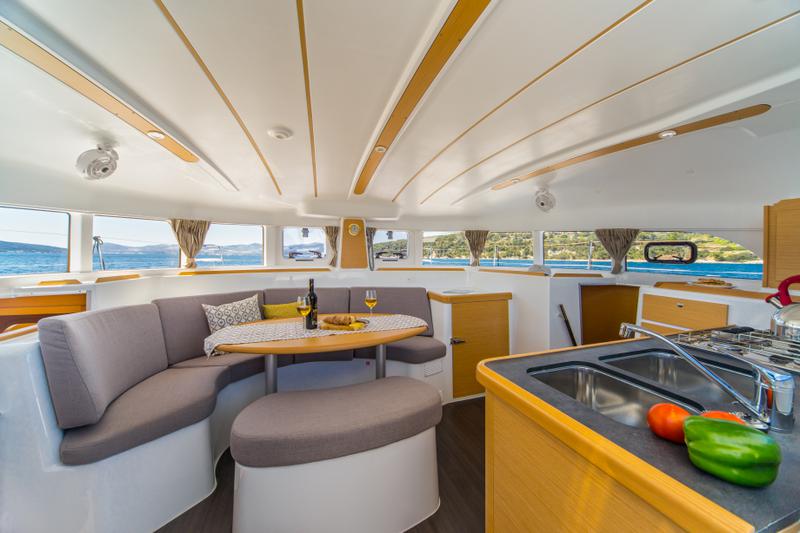 Book yachts online - catamaran - Lagoon 380 - Queen Mia - rent