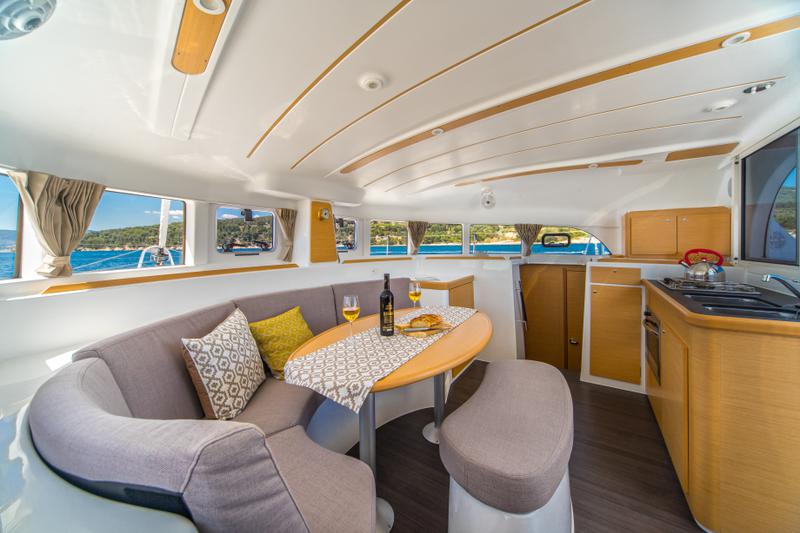 Book yachts online - catamaran - Lagoon 380 - Queen Mia - rent