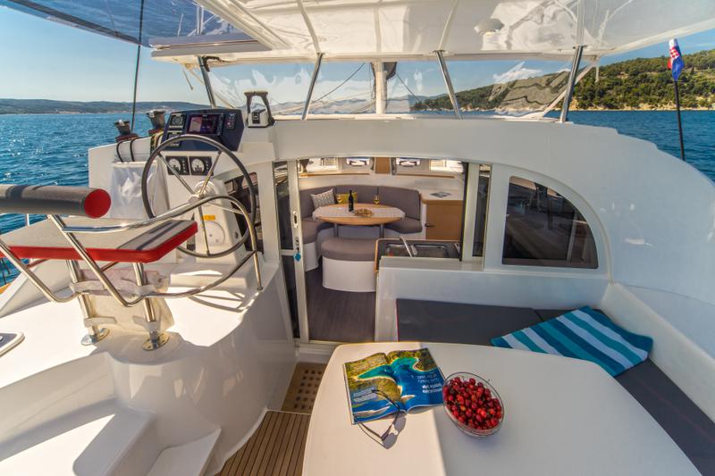 Book yachts online - catamaran - Lagoon 380 - Queen Mia - rent