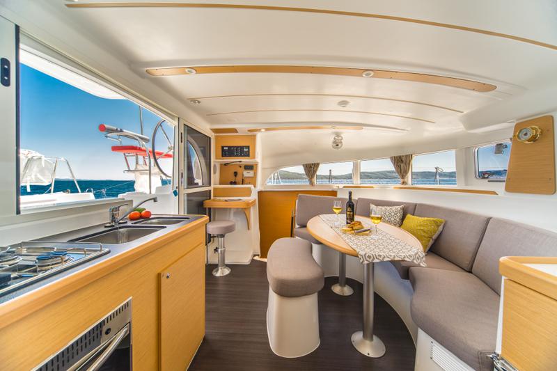 Book yachts online - catamaran - Lagoon 380 - Queen Mia - rent