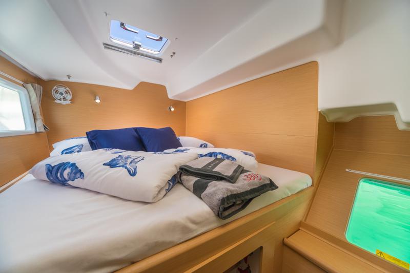 Book yachts online - catamaran - Lagoon 380 - Queen Mia - rent