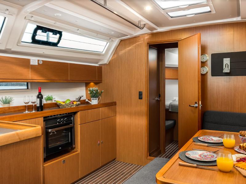 Book yachts online - sailboat - Bavaria Cruiser 46 - Queen Dina - rent